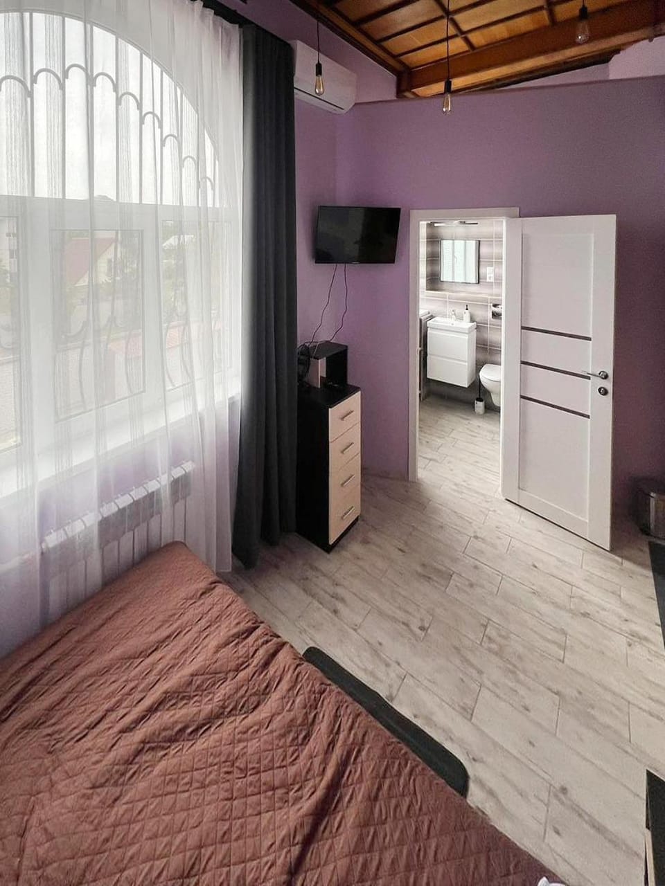Bed, TV and multimedia, Photo of the whole room, Bedroom