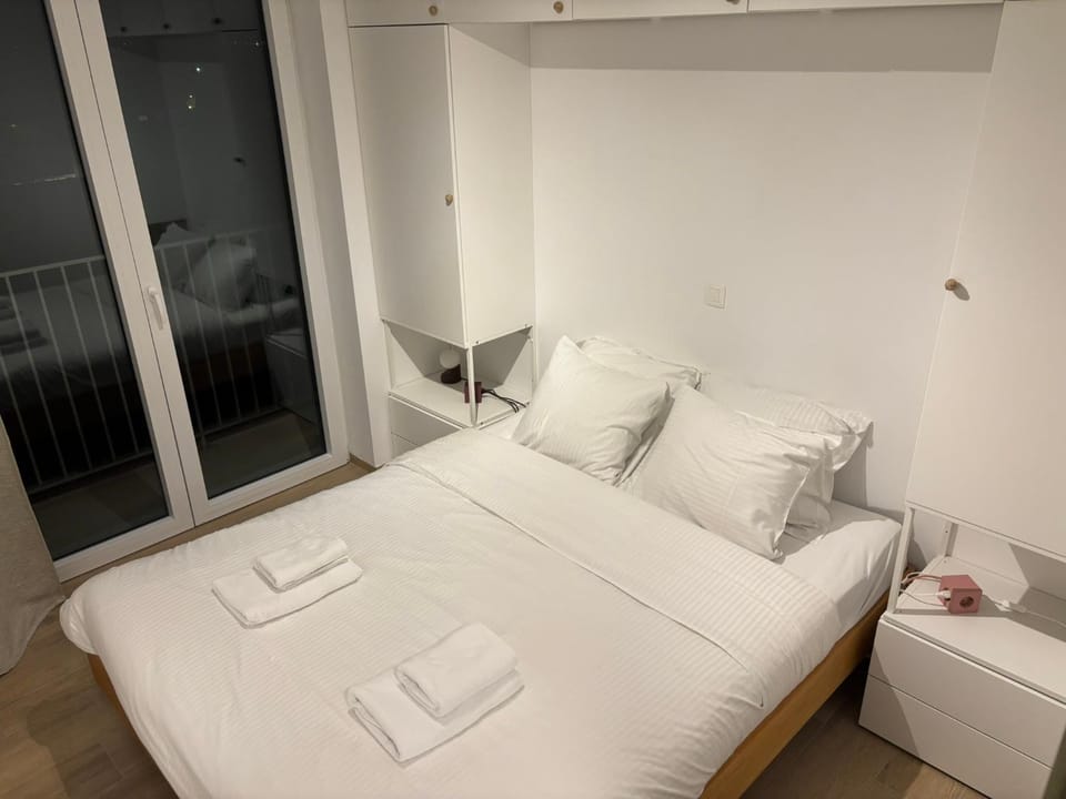 Bed, Bedroom, towels