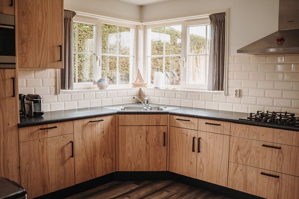 Kitchen or kitchenette, dishwasher, stove