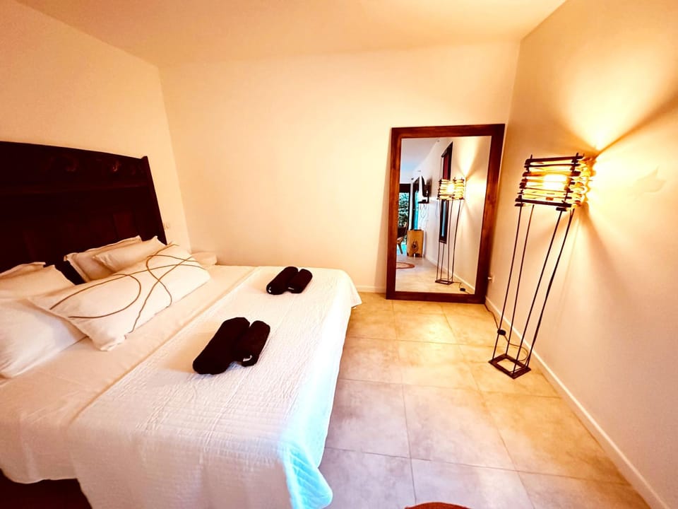 Bed, TV and multimedia, Photo of the whole room, Bedroom, towels