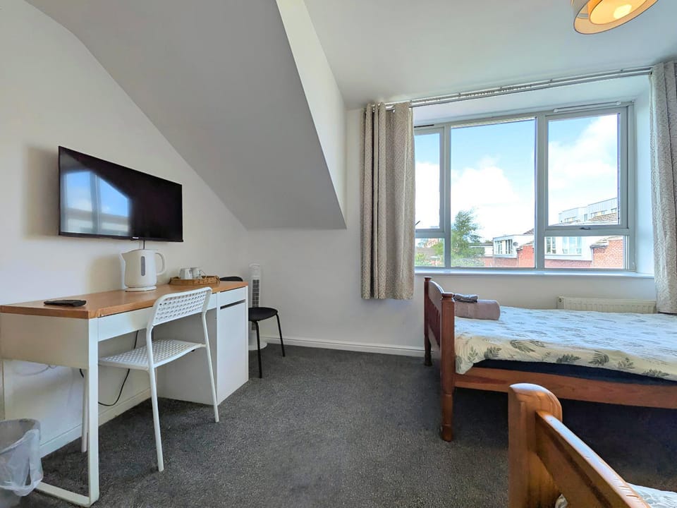 Guest Rooms Near City Centre & Dock Free Parking House in Liverpool