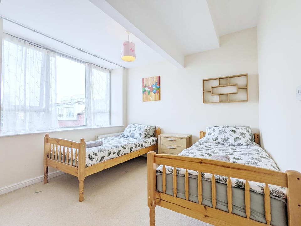 Guest Rooms Near City Centre & Dock Free Parking House in Liverpool