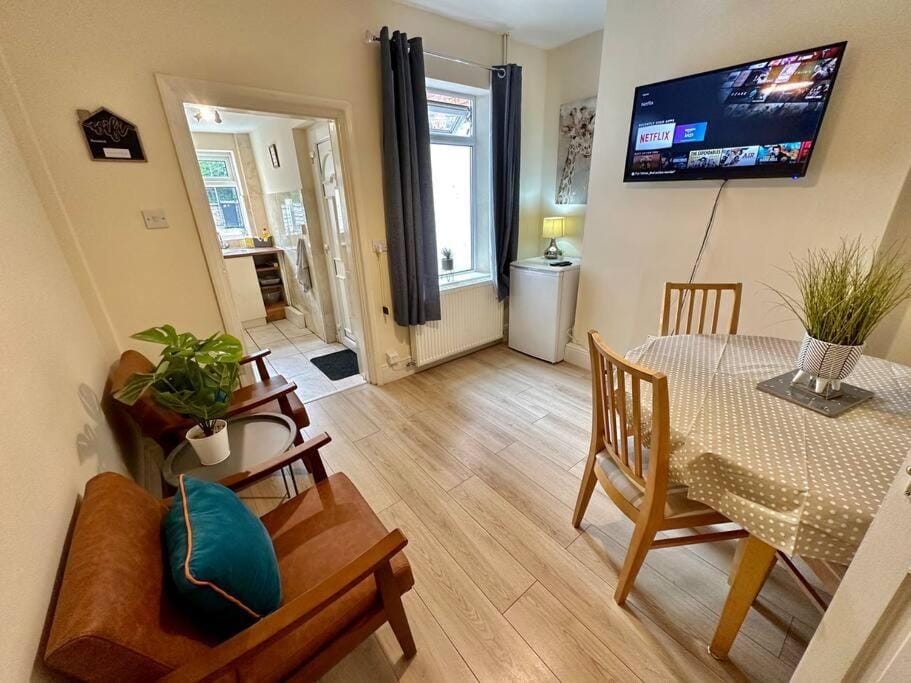 EasyRest House 3 Grantham - 5 Beds & Free Parking - Easy Location - Access to A1, Town Centre & Shops Apartment in Grantham