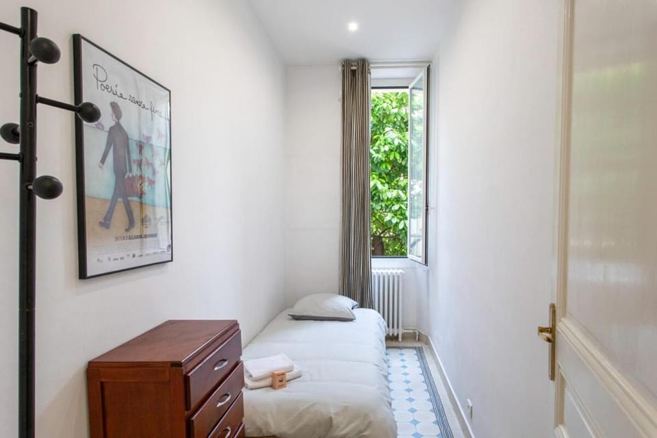 Cannes Holidays - Charmant, authentique, 3 Chambres, calme, Palais & Plage Apartment in Cannes