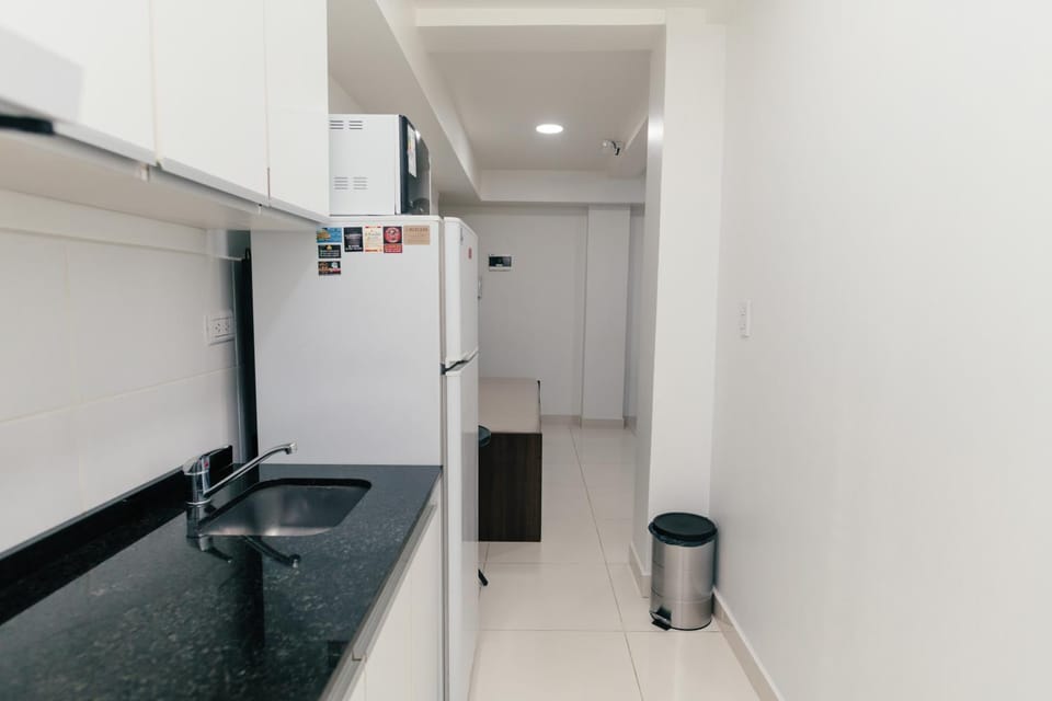 Kitchen or kitchenette, minibar