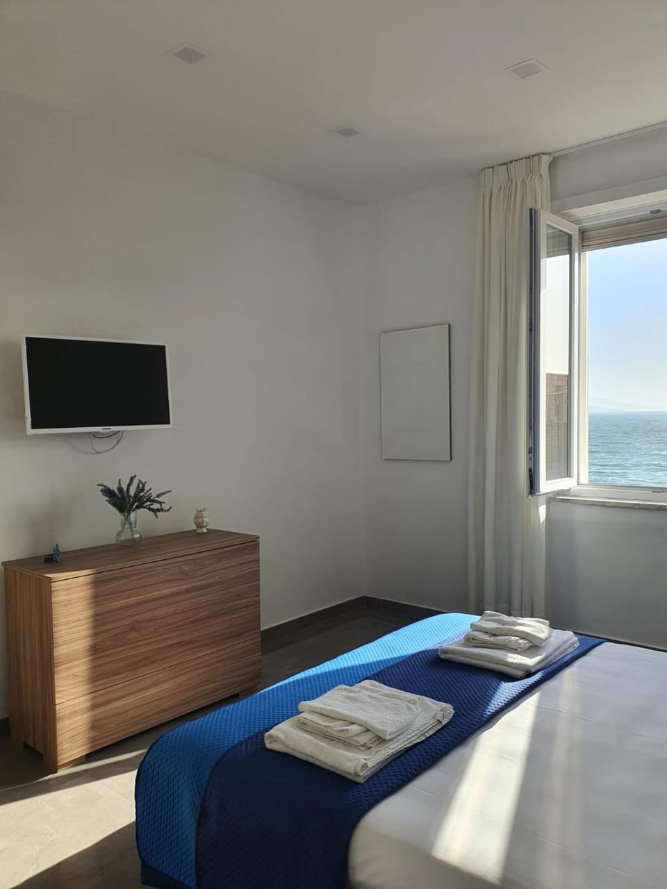 Bed, Natural landscape, TV and multimedia, Photo of the whole room, Bedroom, Sea view, towels