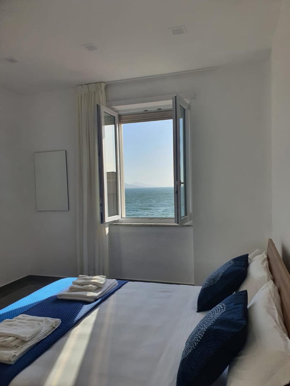 Bed, Natural landscape, Photo of the whole room, Bedroom, Sea view, towels