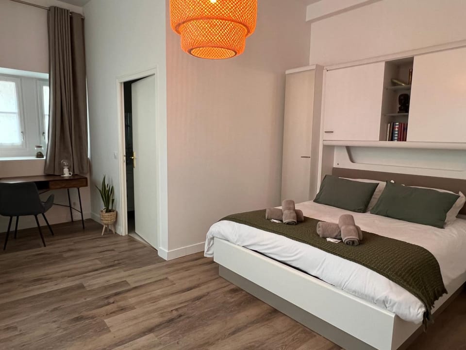 Bed, Photo of the whole room, Seating area, Bedroom, wardrobe