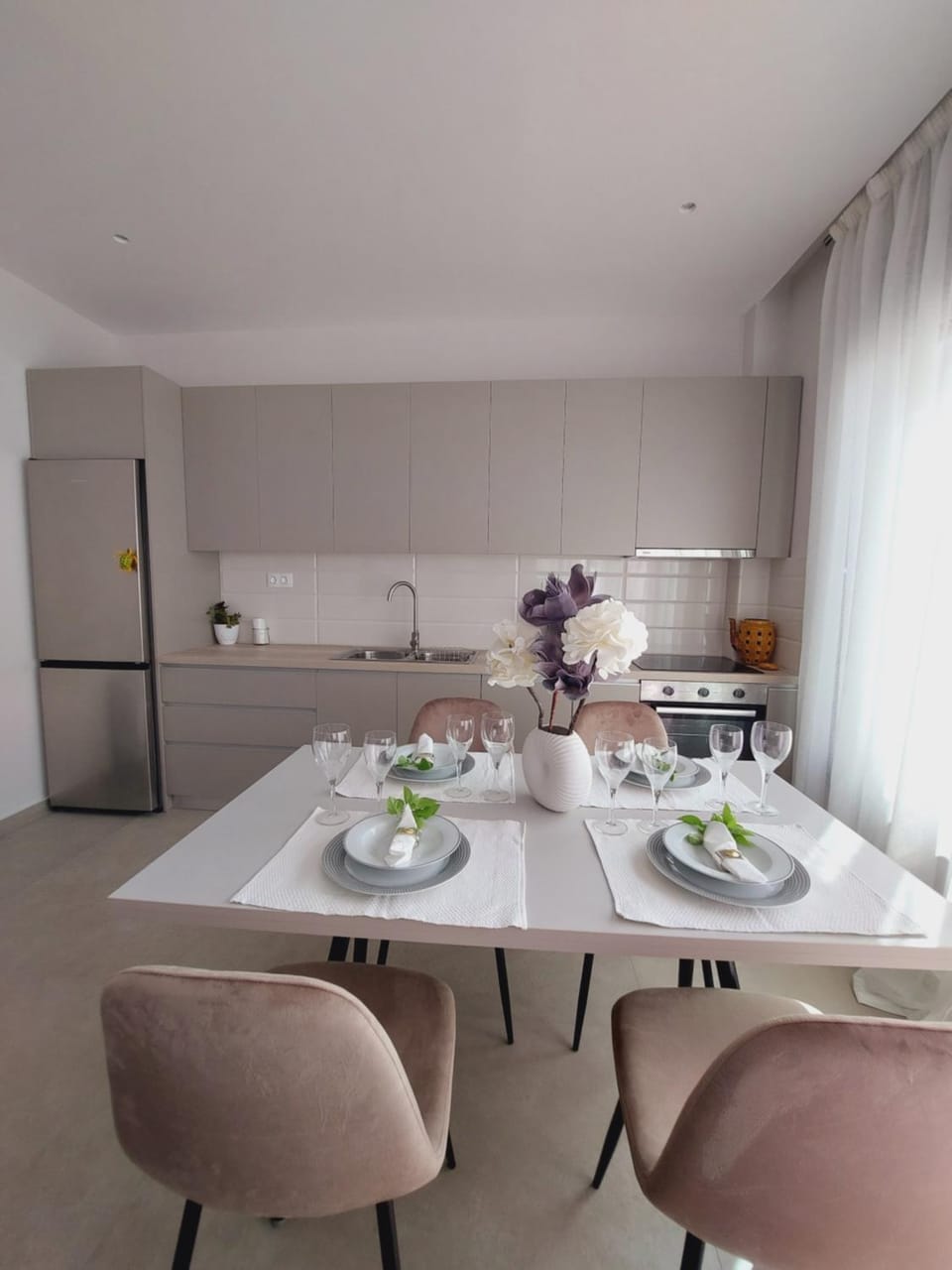 Kitchen or kitchenette, Dining area