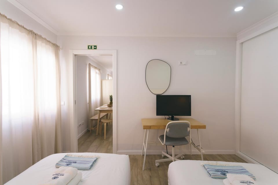 Bed, TV and multimedia, Photo of the whole room, Bedroom, hair dresser, towels