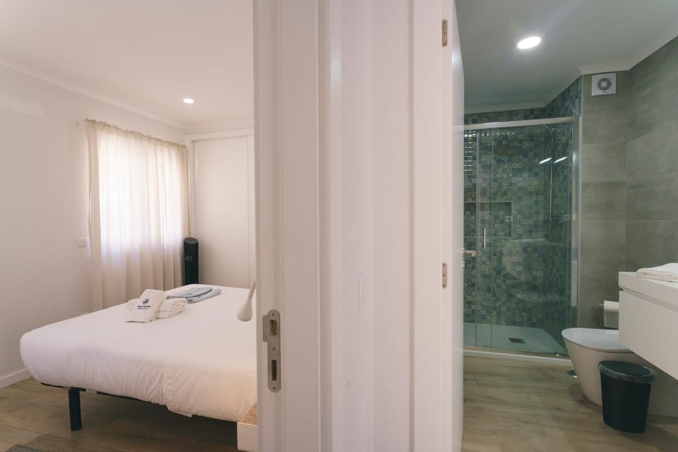 Shower, Toilet, Bed, Bathroom, Photo of the whole room, Bedroom, towels