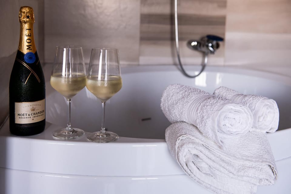 Hot Tub, Drinks, Alcoholic drinks, towels