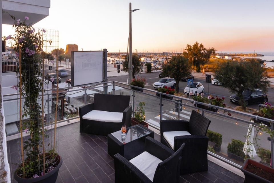 View (from property/room), Balcony/Terrace, Sea view, Street view
