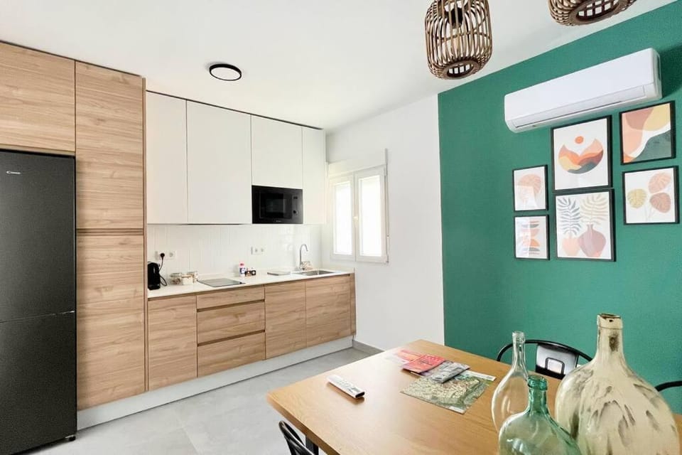 Kitchen or kitchenette, minibar