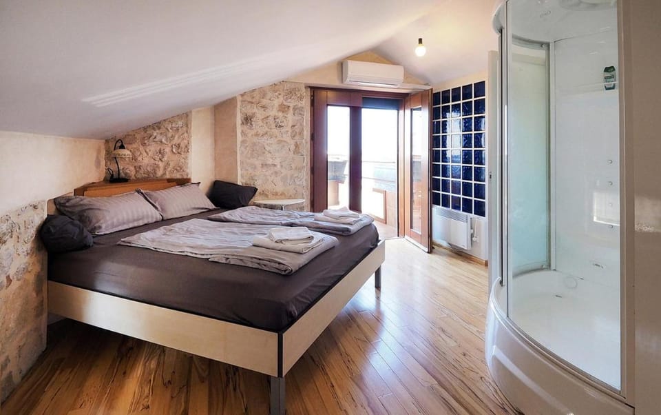 Bed, Photo of the whole room, Bedroom, towels