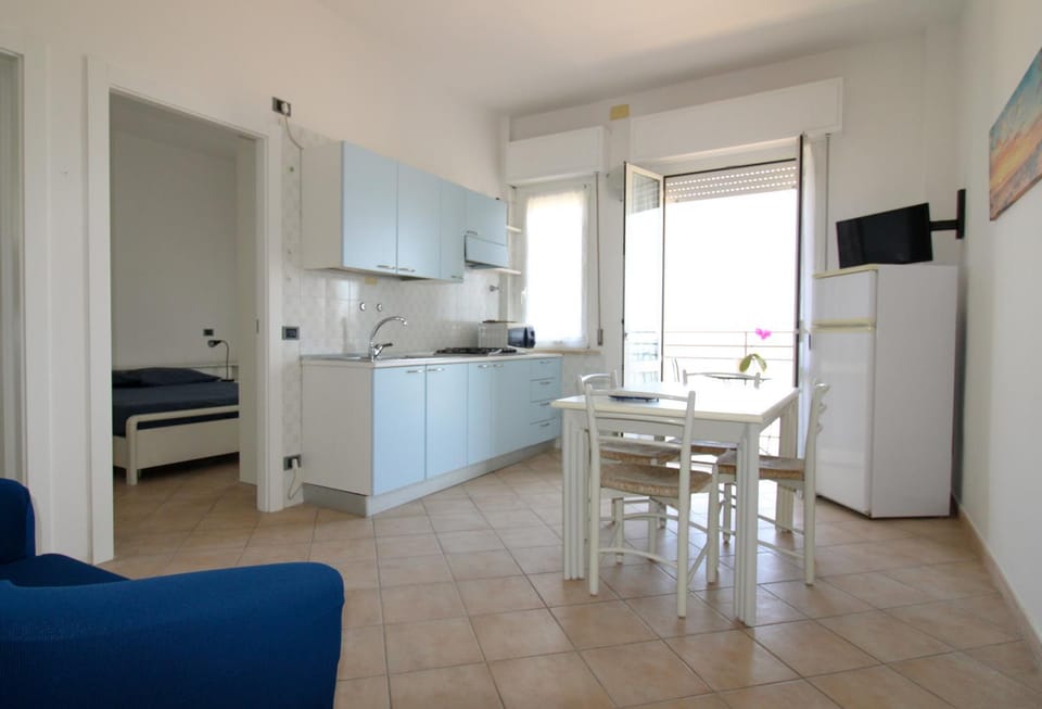 TV and multimedia, Kitchen or kitchenette, Living room, Seating area, Dining area, stove