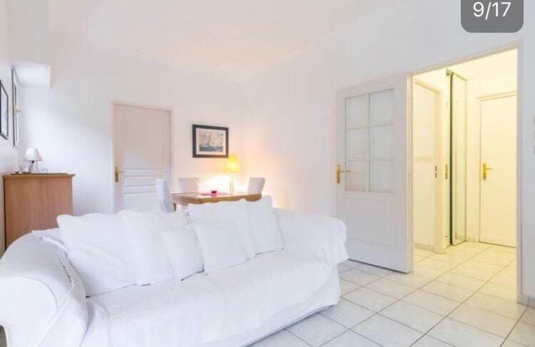 Living room, Photo of the whole room, Decorative detail