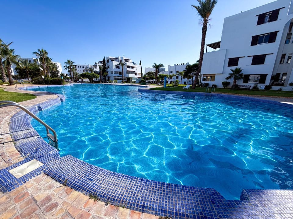Day, Swimming pool