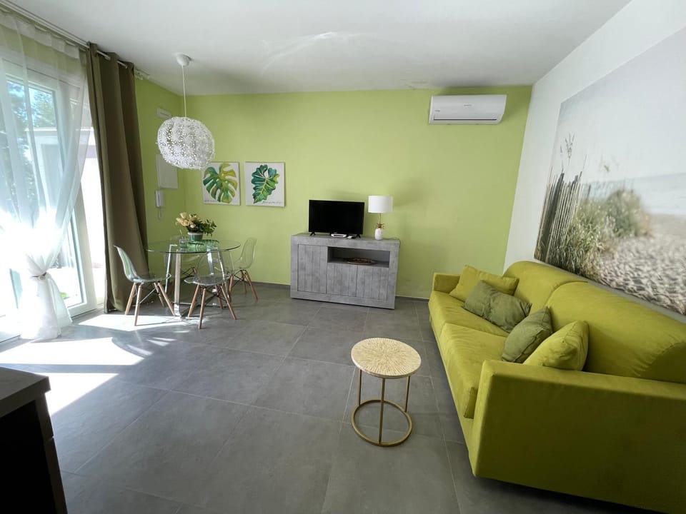 TV and multimedia, Living room, Seating area, air conditioner
