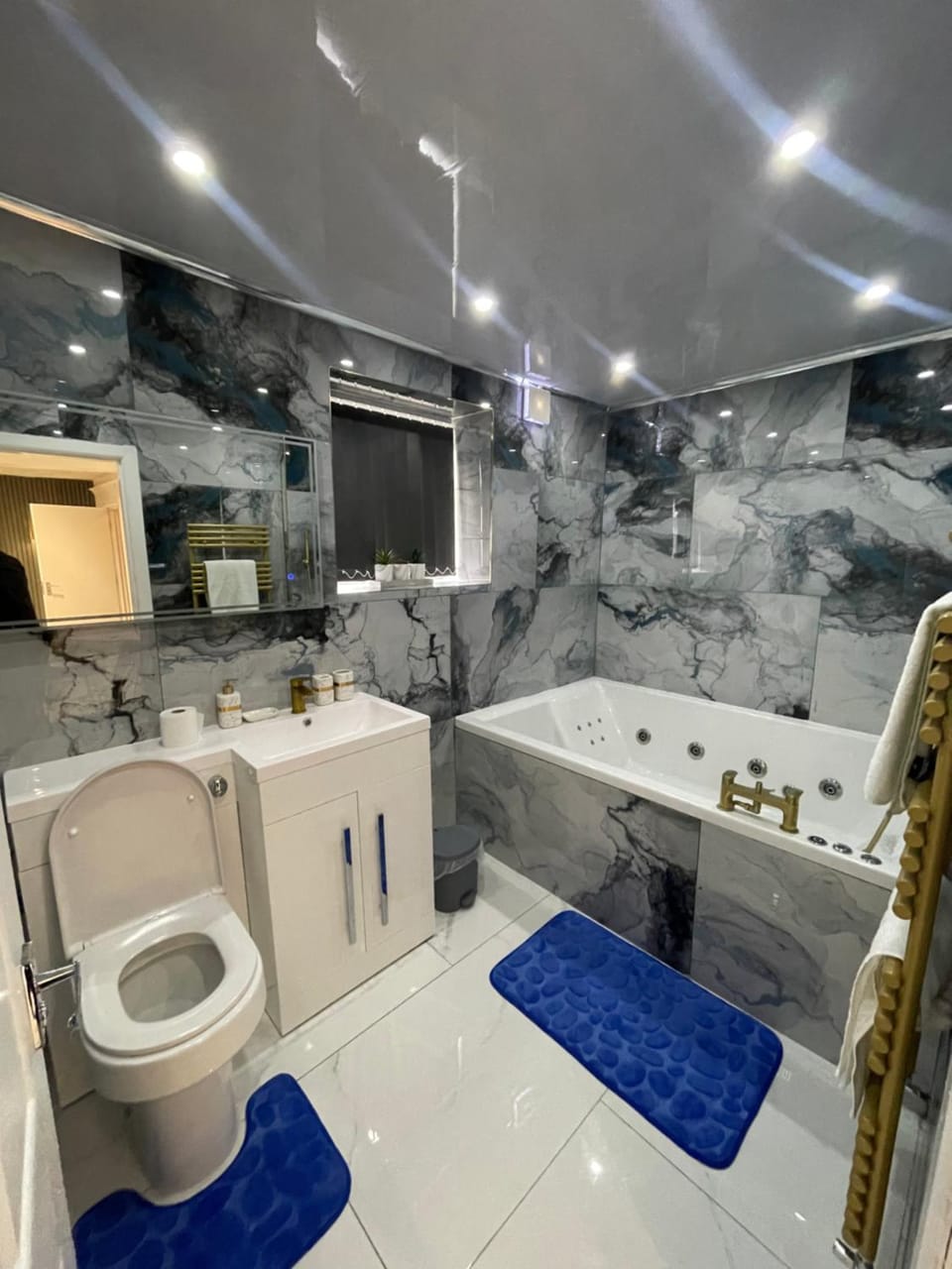 Shower, Toilet, Hot Tub, Bathroom, Bath, towels
