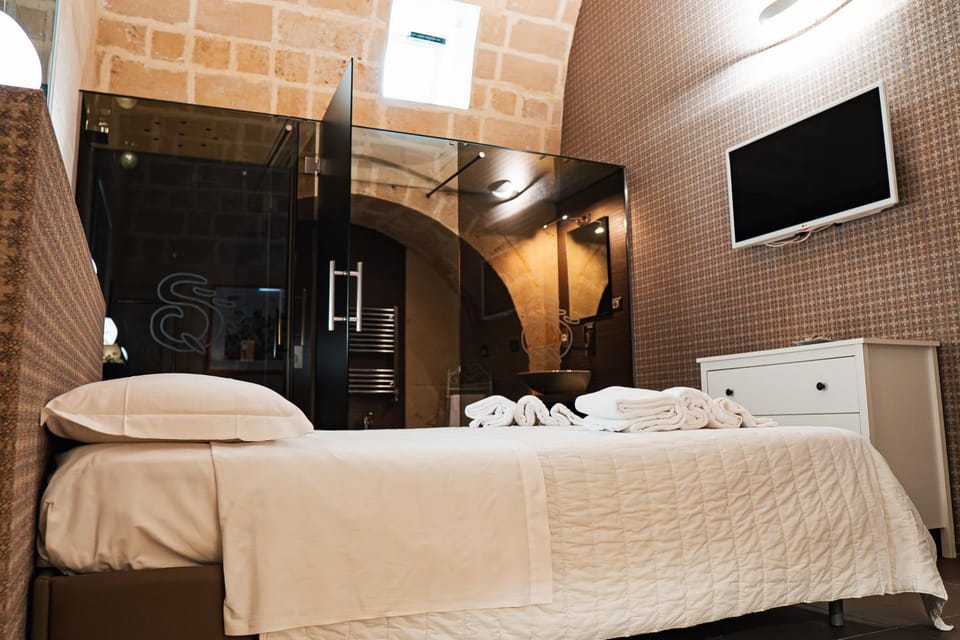 Bed, Bathroom