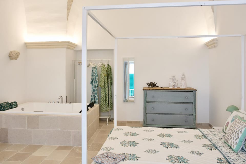 Bed, Photo of the whole room, Bedroom, Bath