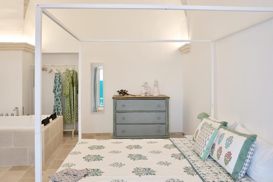 Photo of the whole room, Bedroom, Bath