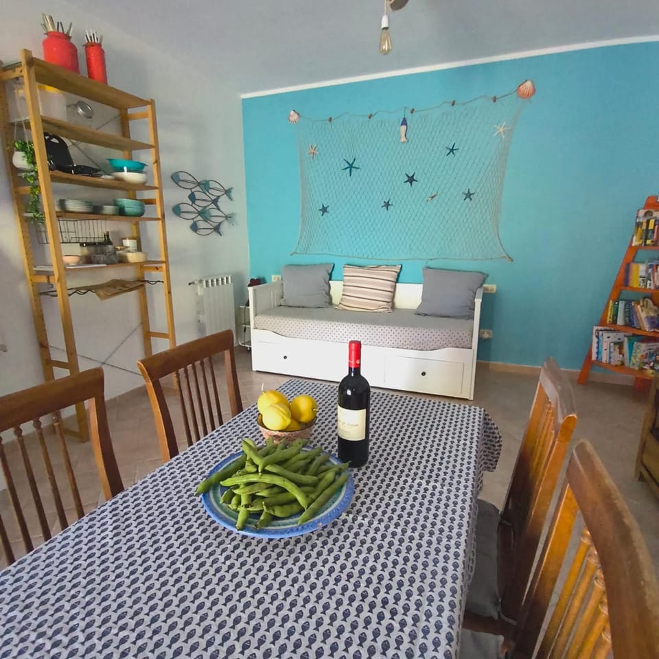 Bed, Living room, Photo of the whole room, Seating area, Dining area