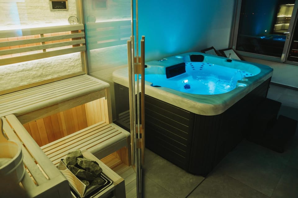 Hot Tub, Sauna