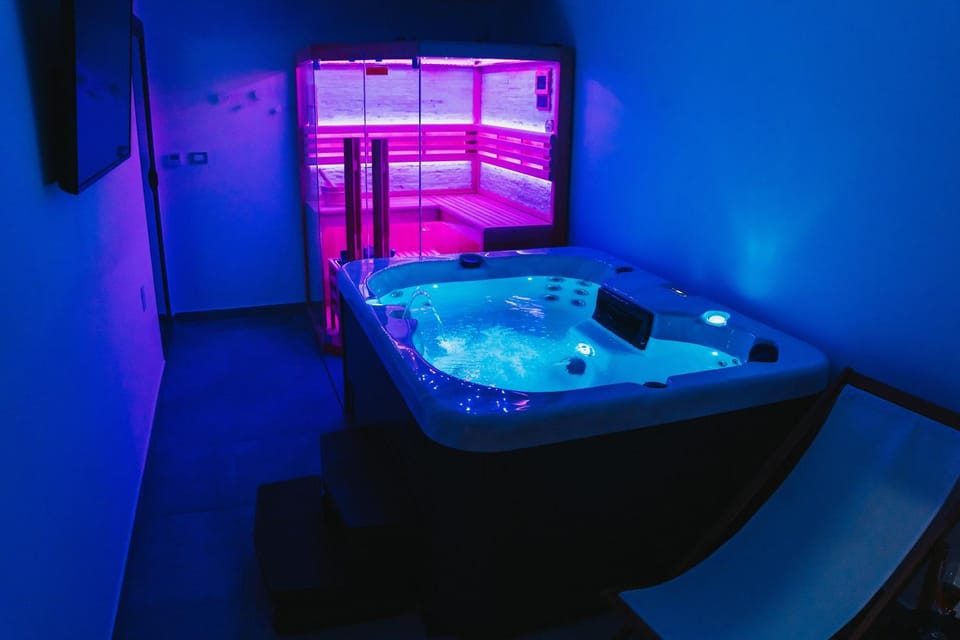 Hot Tub, Massage, Spa and wellness centre/facilities