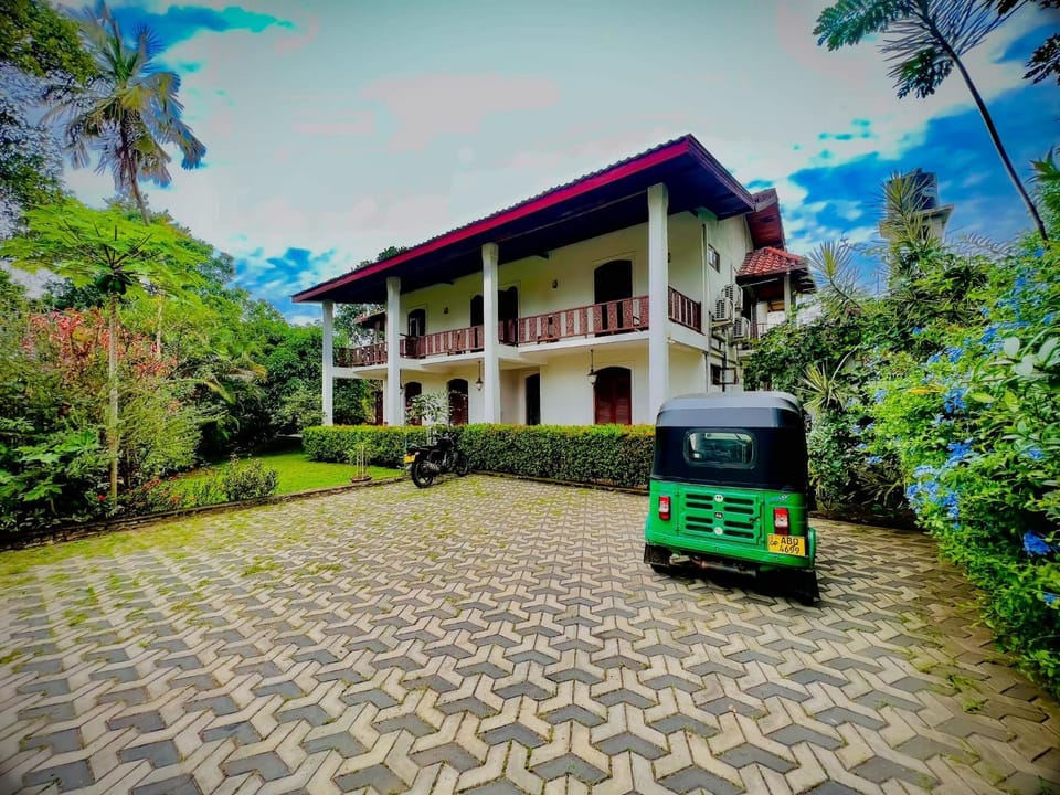 Property building, Garden, Parking