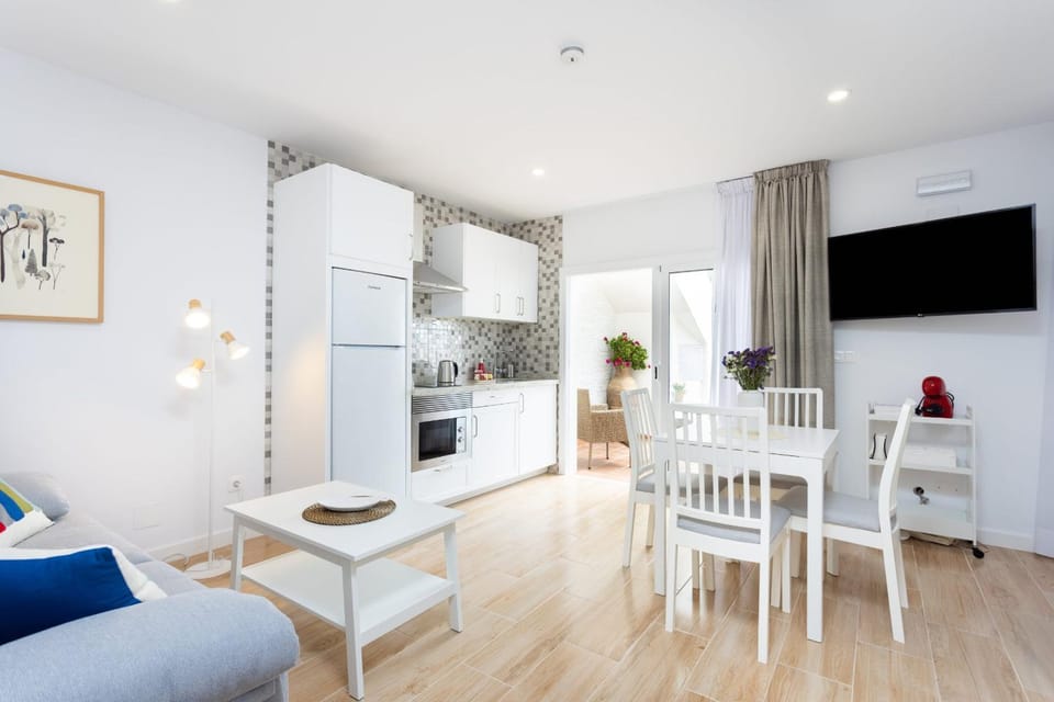 TV and multimedia, Kitchen or kitchenette, Living room, Seating area, Dining area, minibar, stove