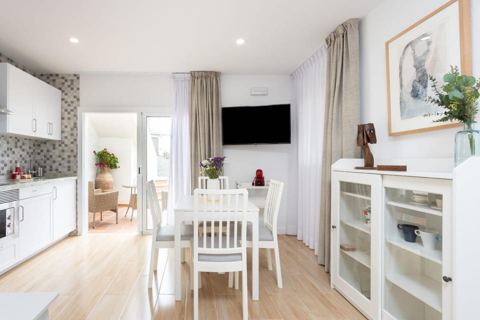 TV and multimedia, Kitchen or kitchenette, Living room, Seating area, Dining area, stove