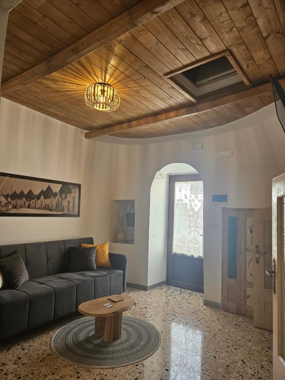 TV and multimedia, Living room, Seating area, air conditioner