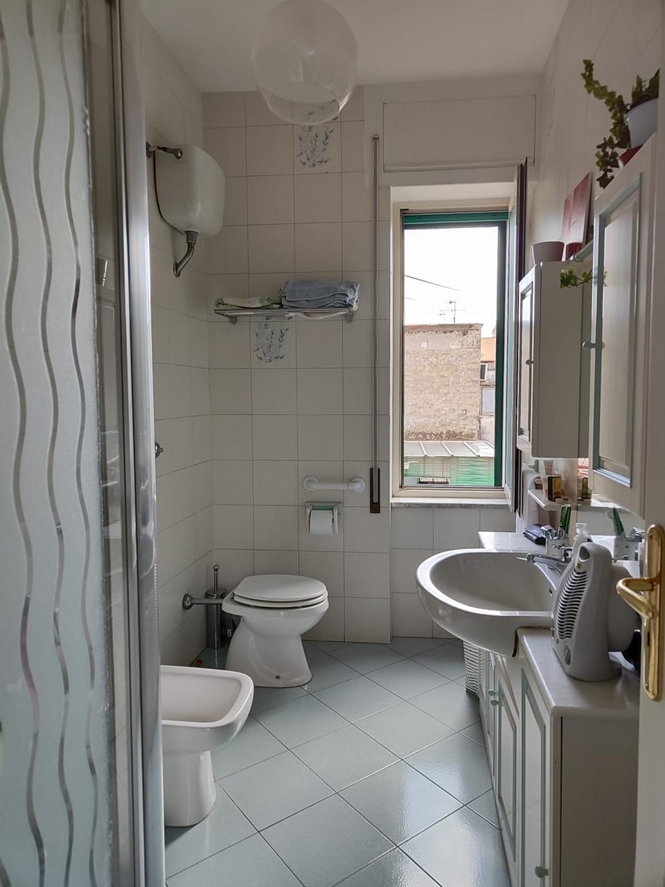 Shower, Toilet, Bathroom, bidet, towels
