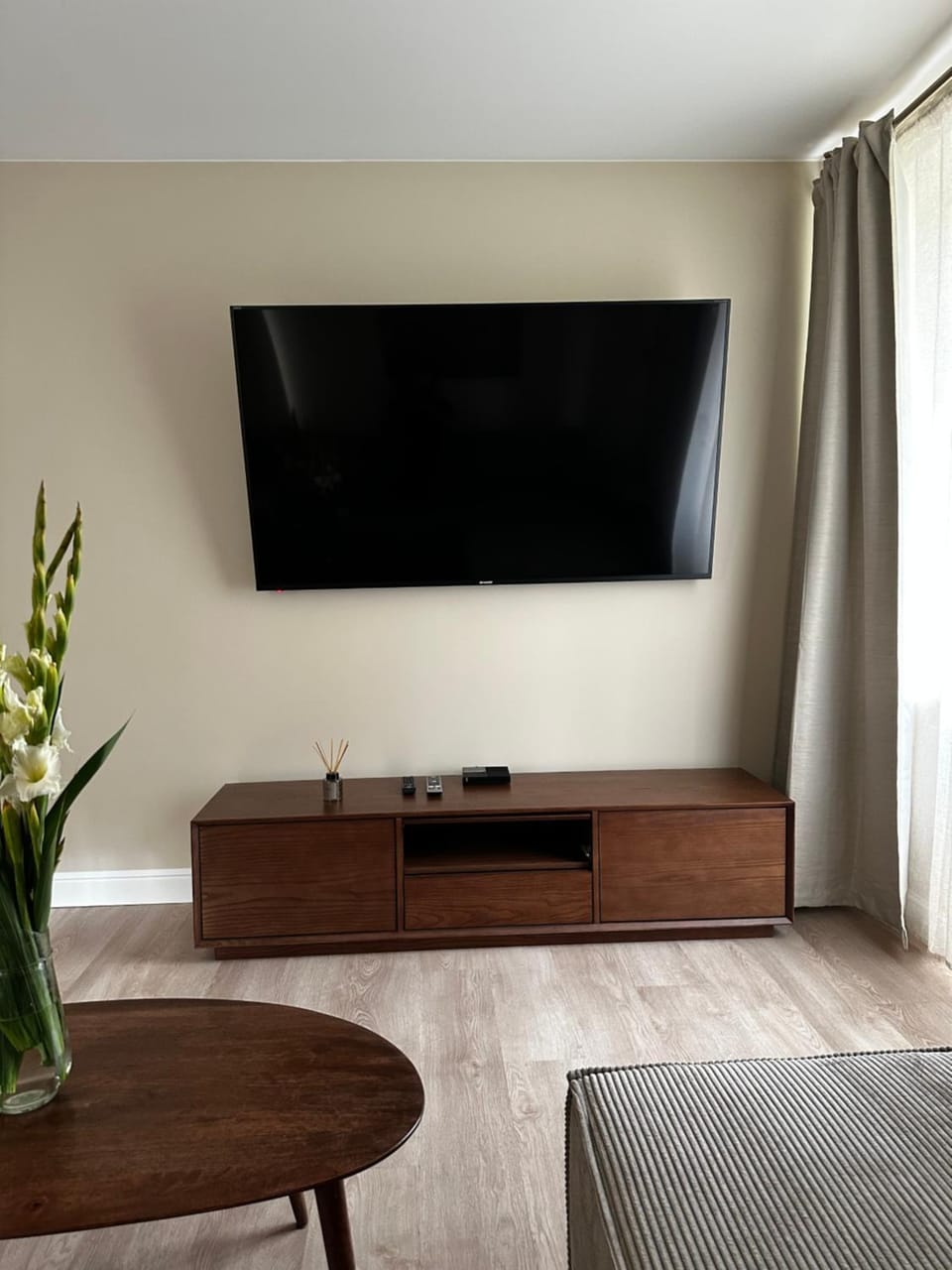 Communal lounge/ TV room, TV and multimedia, Living room, Seating area, Evening entertainment