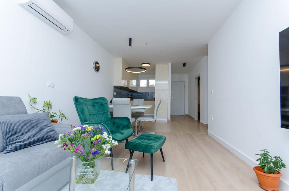 TV and multimedia, Living room, Seating area, Dining area, air conditioner