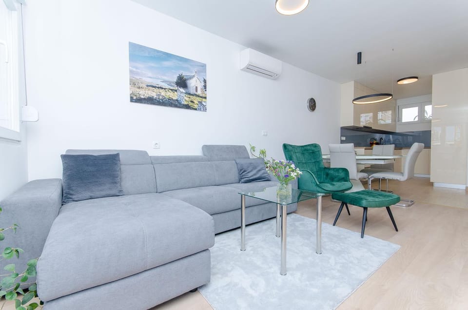 Living room, Seating area, air conditioner