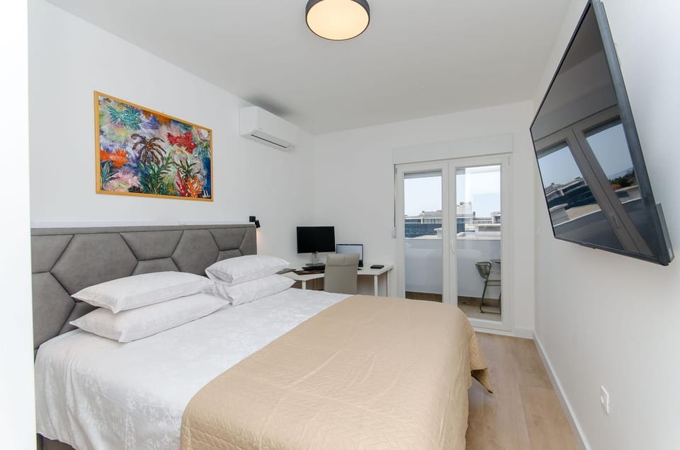 Bed, TV and multimedia, Photo of the whole room, Bedroom