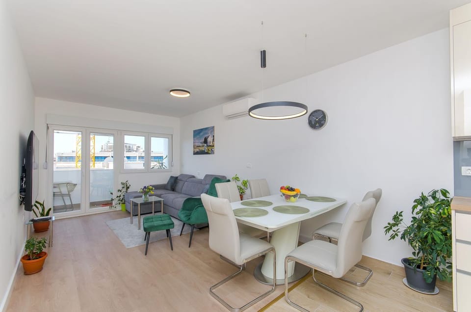 TV and multimedia, Living room, Seating area, Dining area