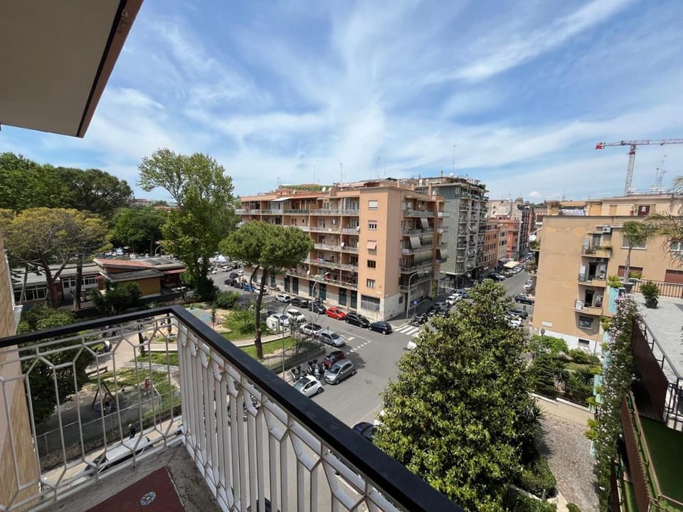 Restaurant/places to eat, View (from property/room), Balcony/Terrace, City view, Landmark view, Street view