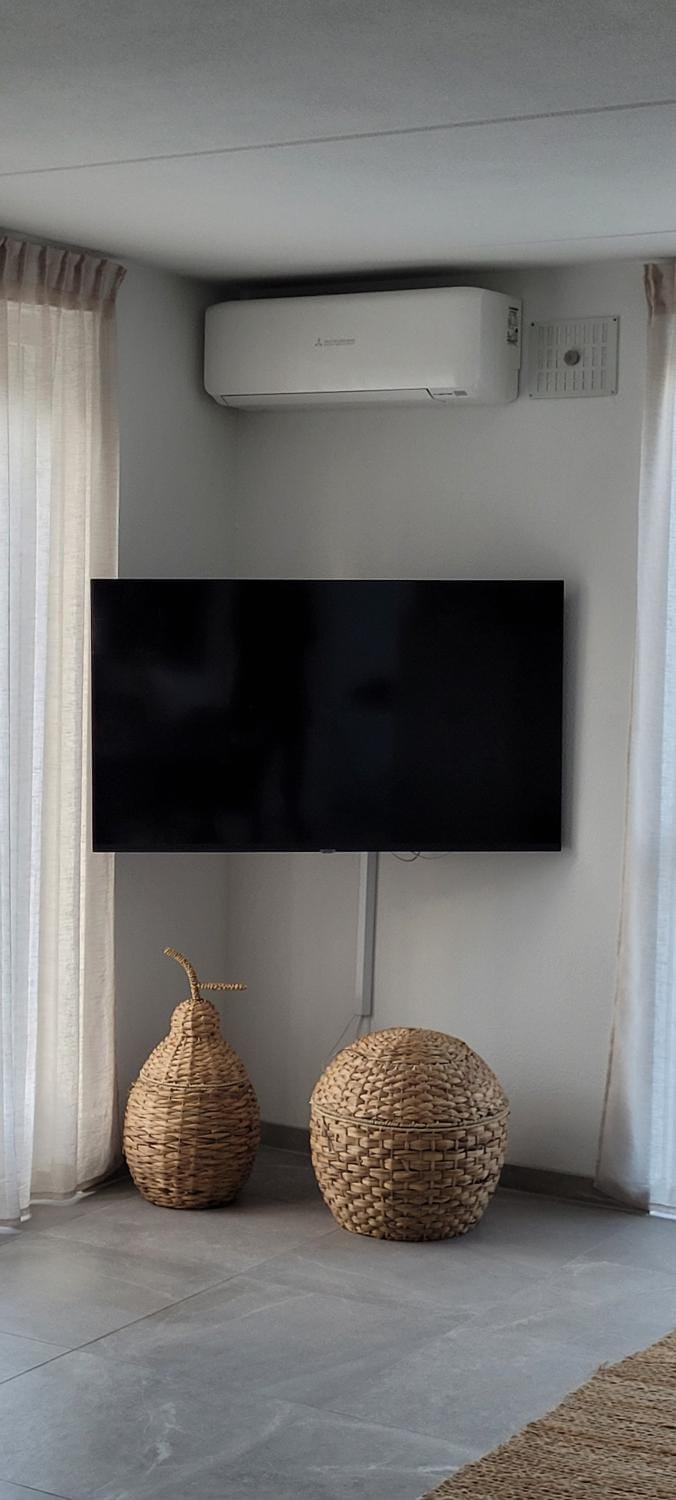 Communal lounge/ TV room, TV and multimedia, heating, air conditioner