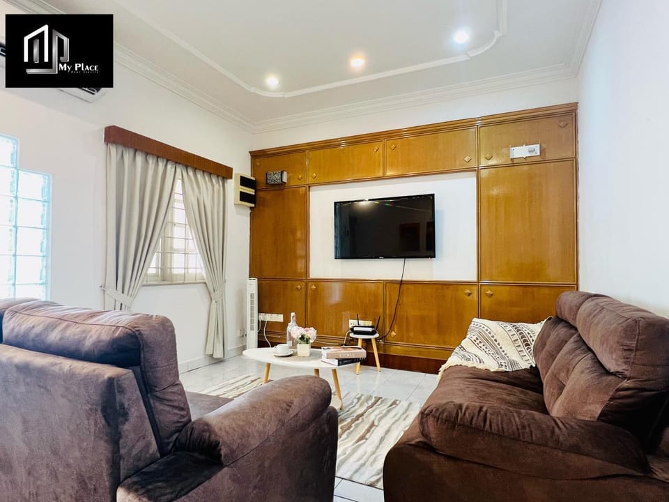 2-Stry 4BR Beside Jonker Street Taman Kota Laksamana 11 by Myplace House in Malacca