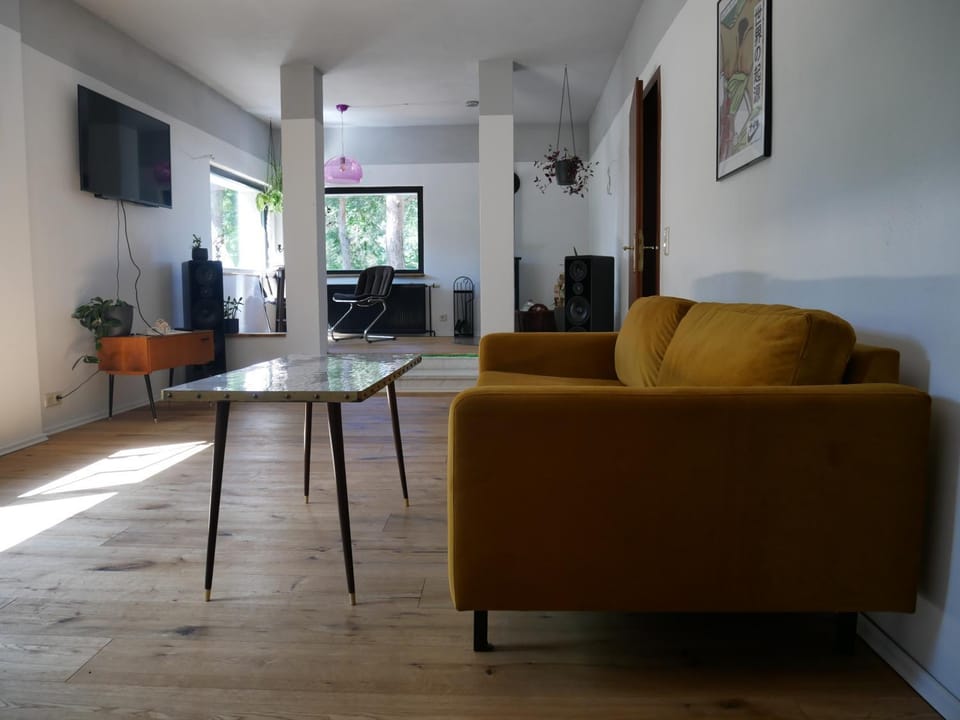 TV and multimedia, Living room, Seating area, Evening entertainment