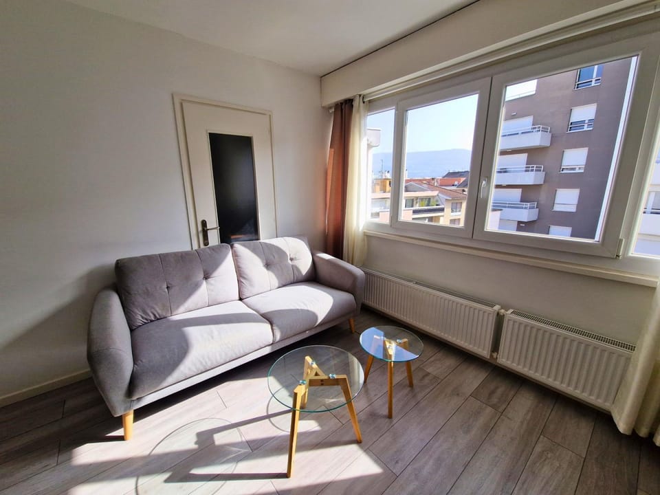 Studio avec cuisine séparée tout proche de la gare Apartment in Annemasse