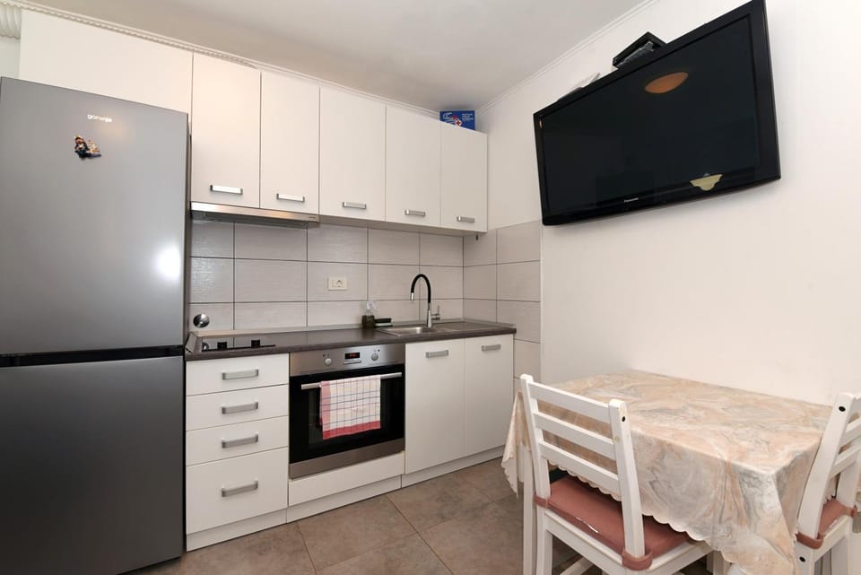 TV and multimedia, Kitchen or kitchenette, Dining area, pet friendly, stove, kitchen