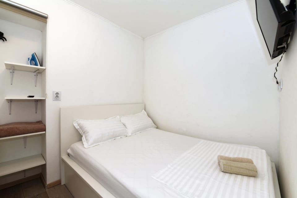 Bed, TV and multimedia, Bedroom, towels