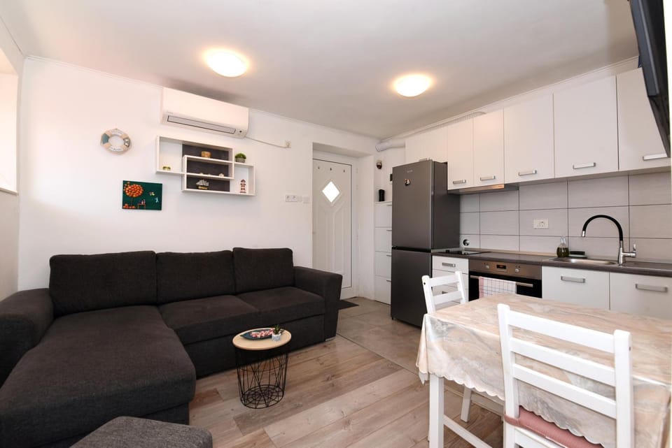 TV and multimedia, Kitchen or kitchenette, Living room, Seating area, Dining area, pet friendly, stove, kitchen