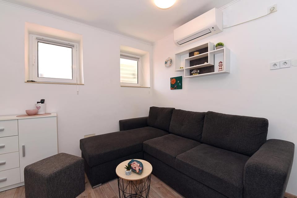 Living room, Seating area, air conditioner