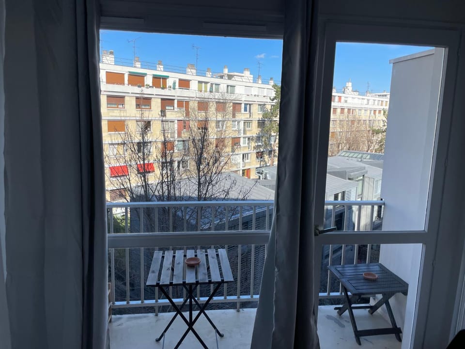 Appartement 28m2 pour 2- 3 personnes avec Balcon Metro Marcel Sambat Apartment in Issy-les-Moulineaux